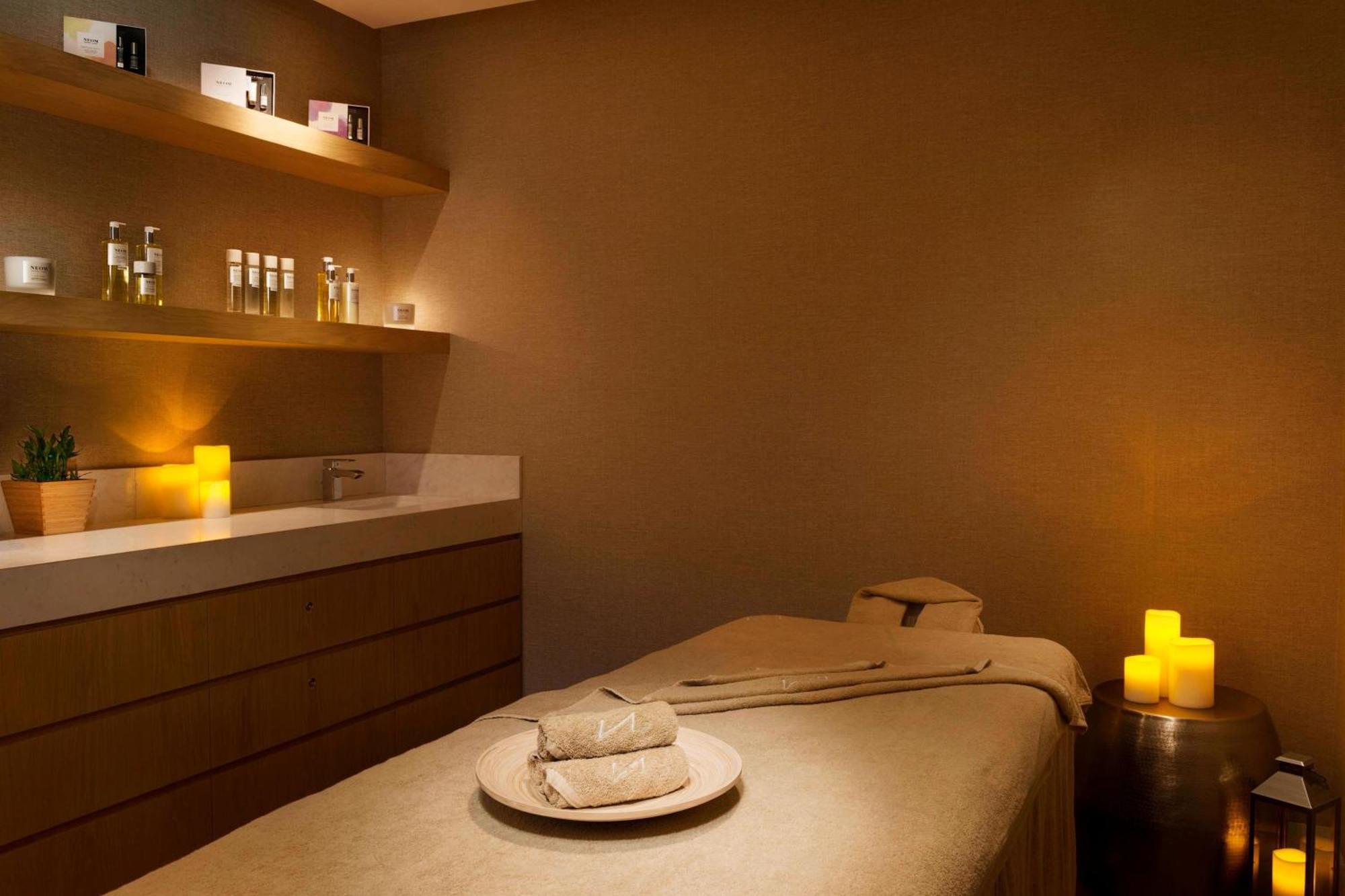 La Ville Hotel & Suites City Walk Dubai, Autograph Collection Eksteriør bilde A treatment room at The Spa at The Landmark