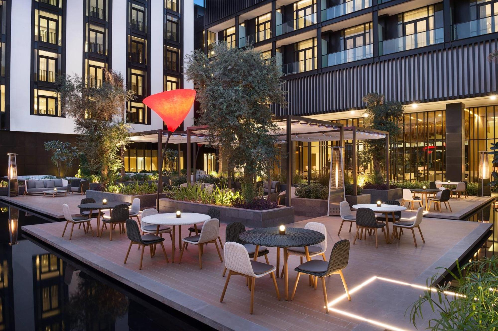 La Ville Hotel & Suites City Walk Dubai, Autograph Collection Eksteriør bilde The hotel's courtyard