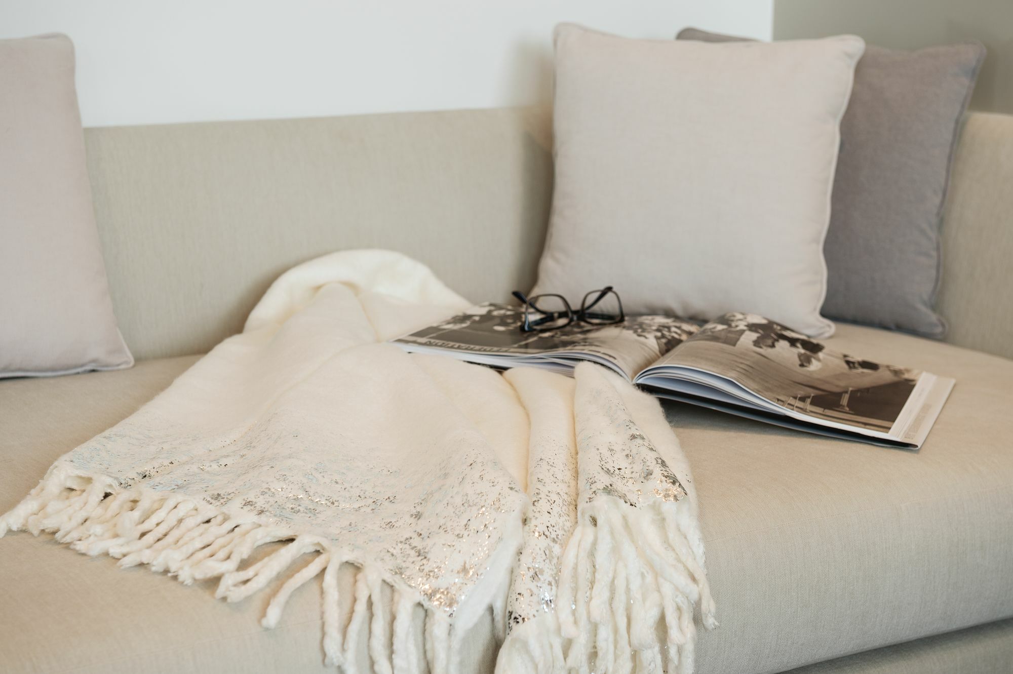 La Ville Hotel & Suites City Walk Dubai, Autograph Collection Eksteriør bilde A throw on a sofa