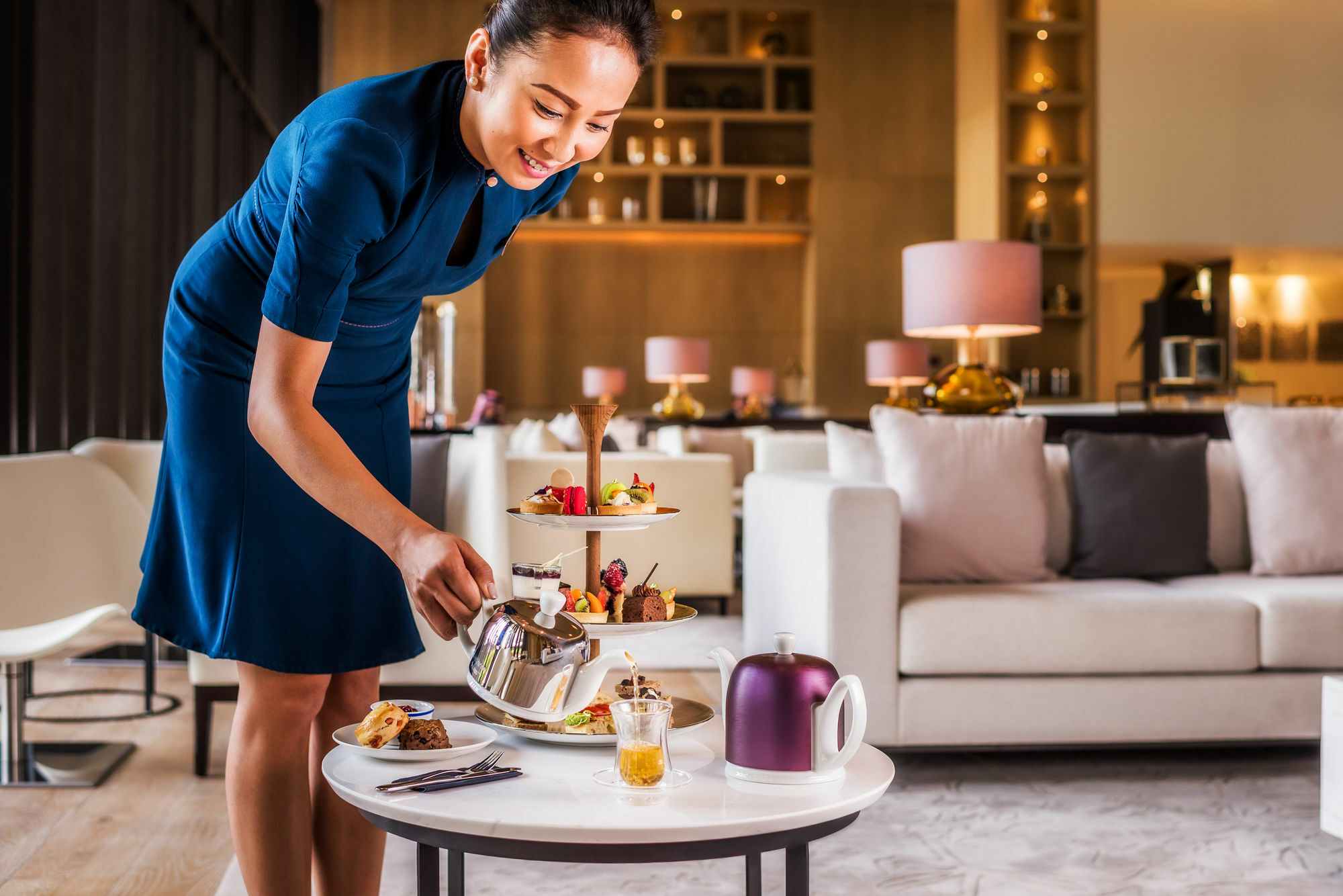 La Ville Hotel & Suites City Walk Dubai, Autograph Collection Eksteriør bilde A room service attendant serving afternoon tea at a hotel